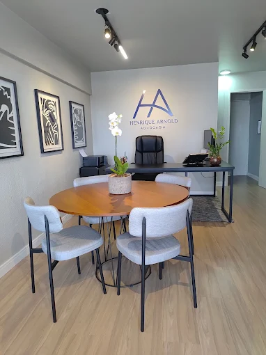 Sala de reuniões com monograma HA na parede