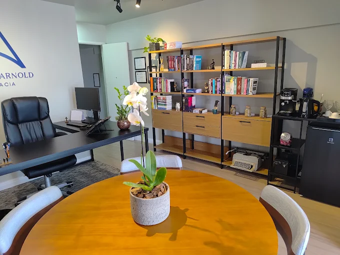 Sala do escritório com mesa de trabalho e biblioteca