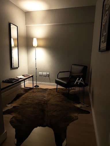 Ambiente reservado com poltrona e iluminação suave