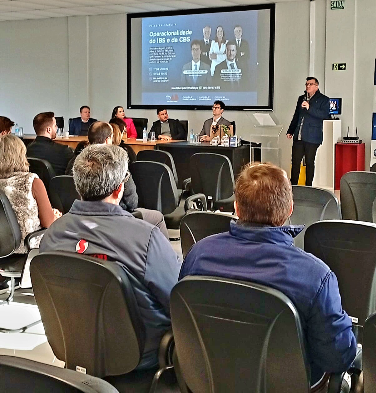 Plateia durante palestra sobre IBS e CBS no auditório da OAB Subseção Novo Hamburgo