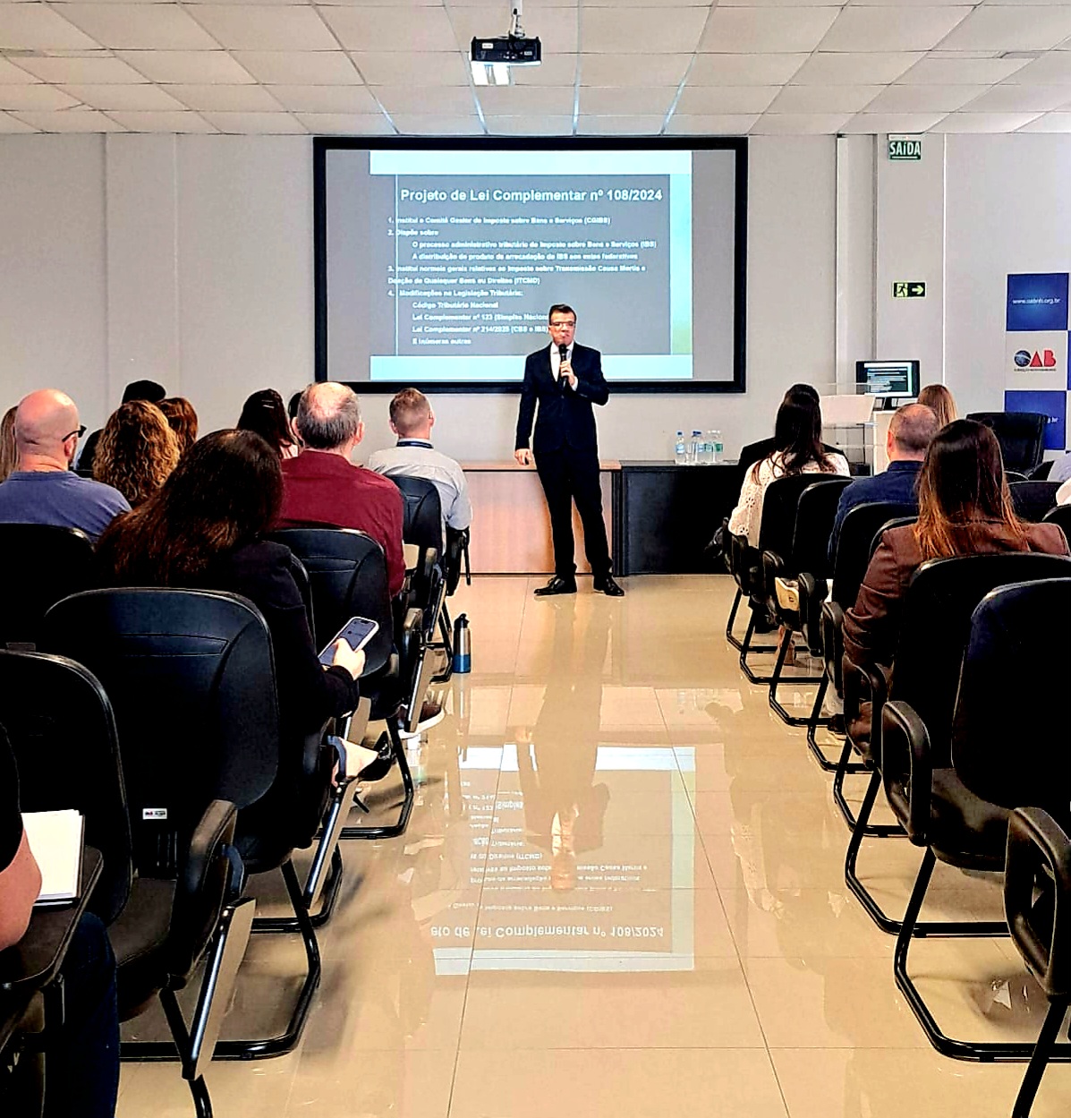 Henrique Arnold apresentando o Projeto de Lei Complementar 108/2024 no auditório da OAB Novo Hamburgo