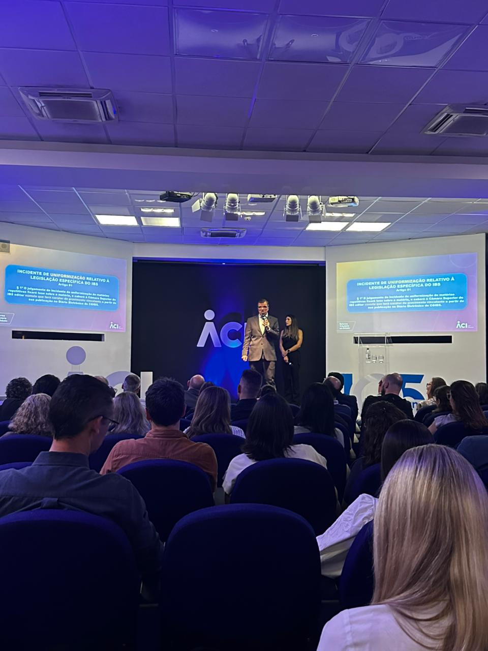 Apresentação sobre legislação do IBS em evento da ACI