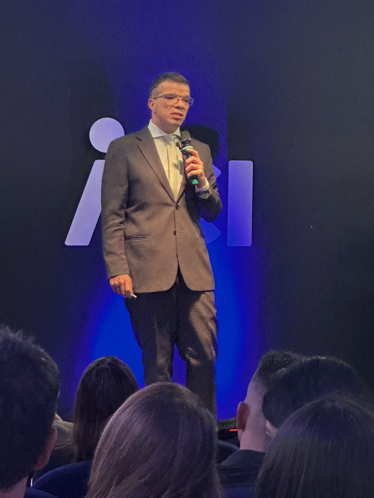 Henrique Arnold falando ao público em encontro da ACI
