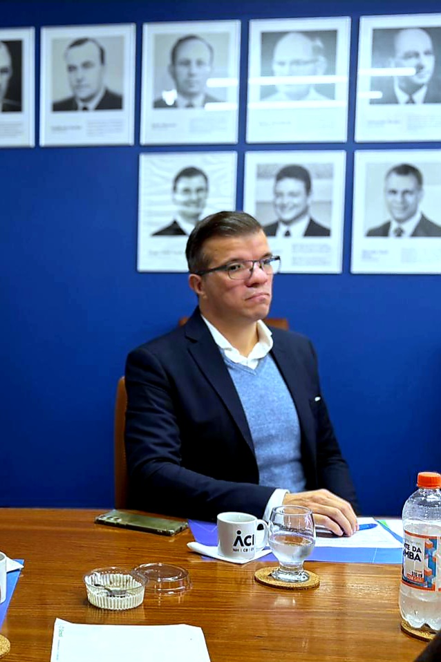 Henrique Arnold em reunião do Comitê Jurídico da ACI