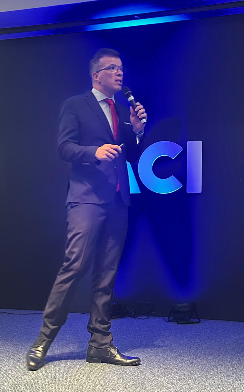 Henrique Arnold apresentando palestra em evento da ACI