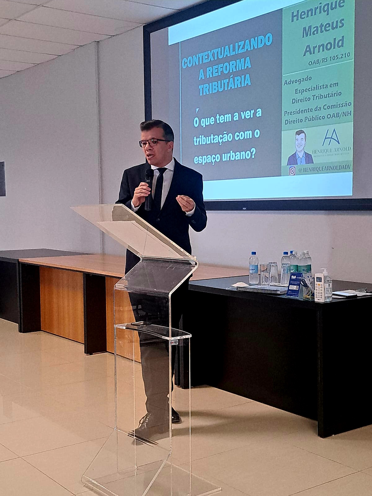 Henrique Arnold palestrando sobre a Reforma Tributária em evento da OAB Novo Hamburgo